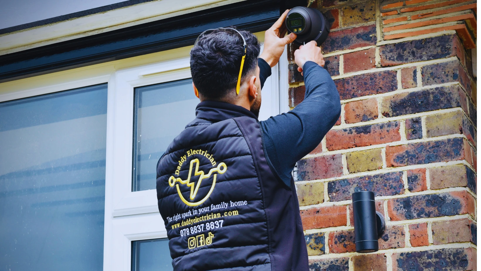 DADDY ELECTRICIAN LTD logo